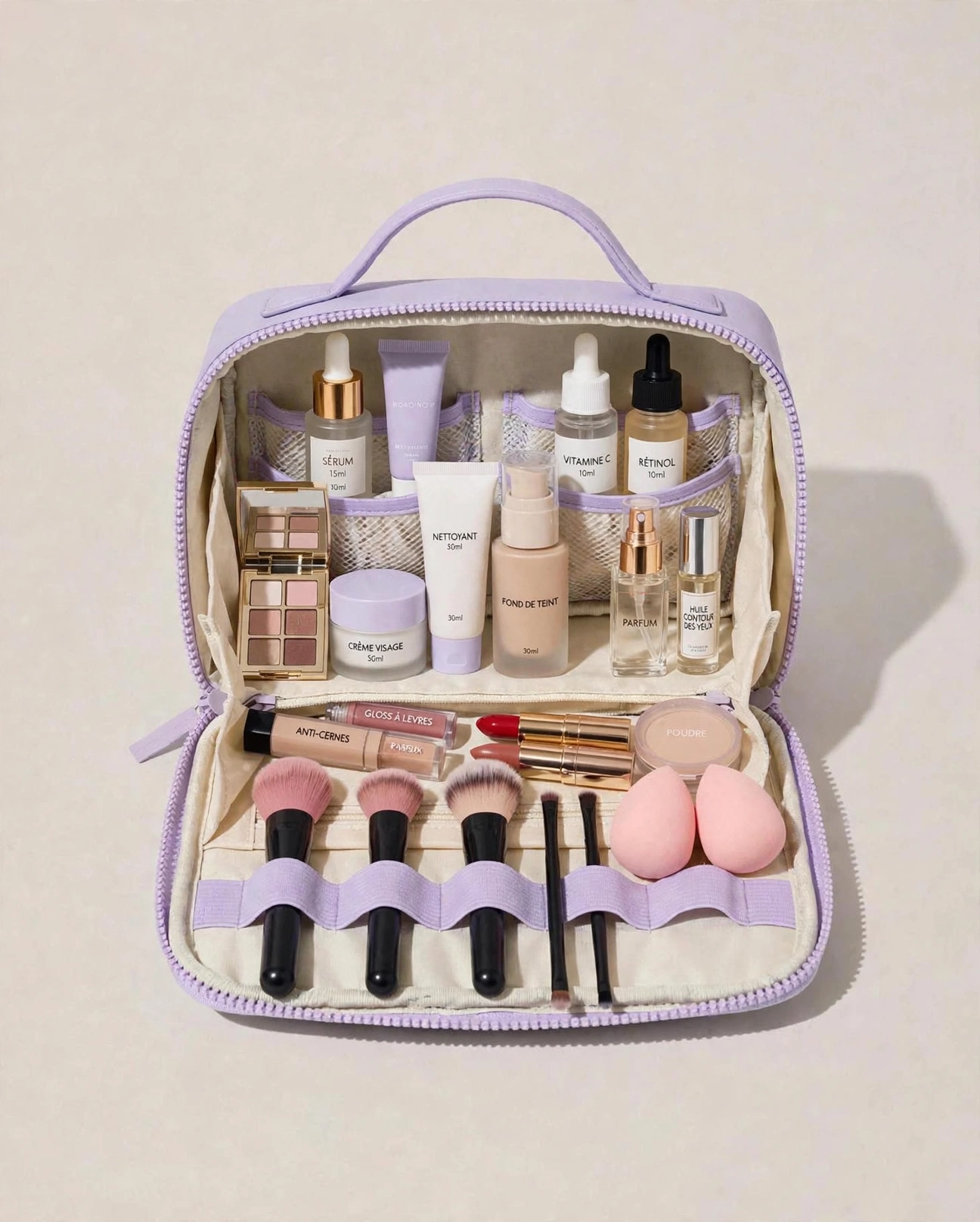 Pochette Lilou Lavande ouverte avec produits de beauté rangés à l’intérieur
