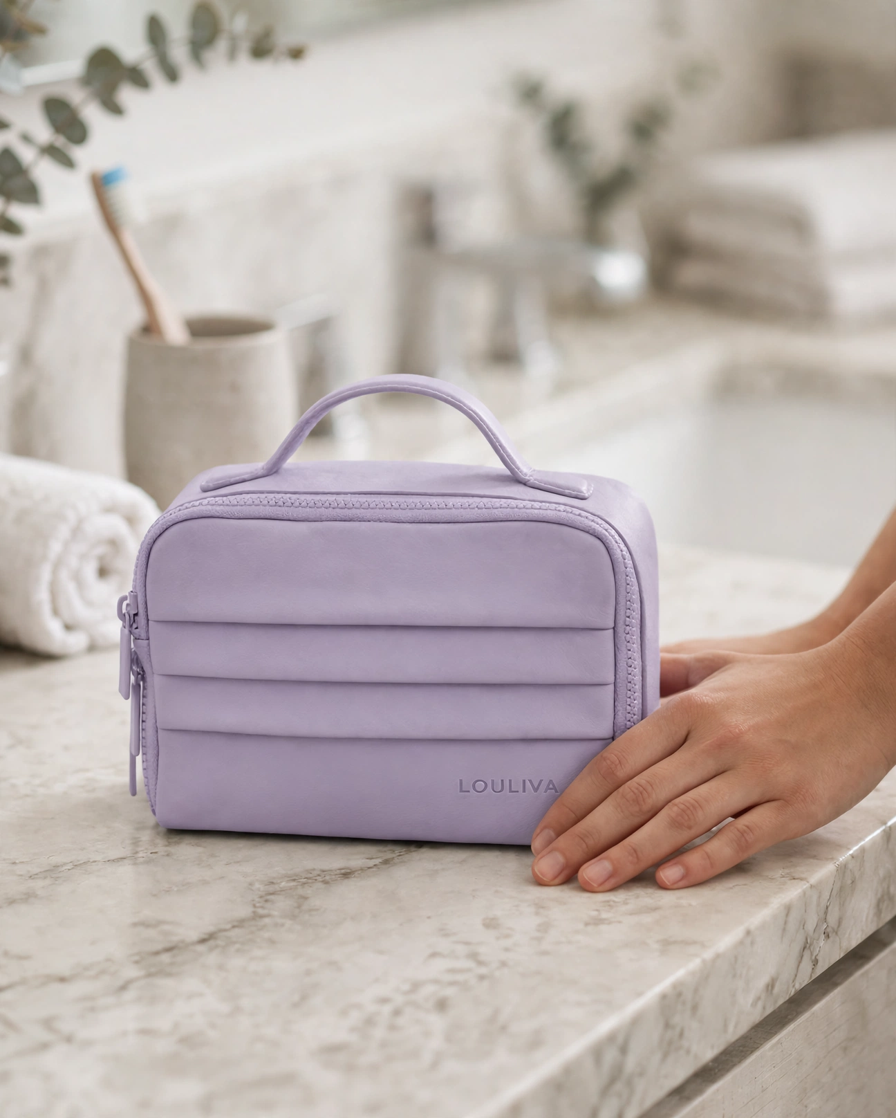 Pochette Lilou Lavande posée sur un plan en marbre